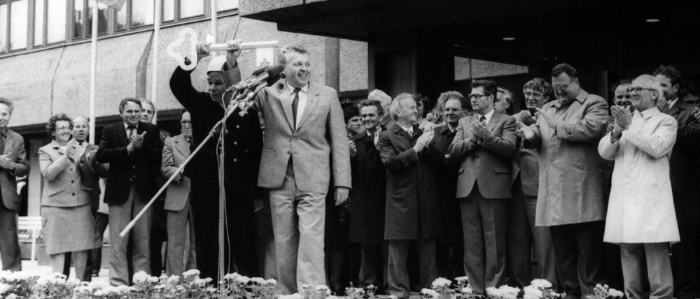 Schlüsselübergabe des Charité-Hochhauses am 14. Juni 1982 mit Hans-Joachim Böhme, dem Minister für Hoch- und Fachhochschulwesen. Am Mikrofon rechts steht Jürgen Großer, der Protektor des Bereichs Medizin der Humboldt-Universität zu Berlin.