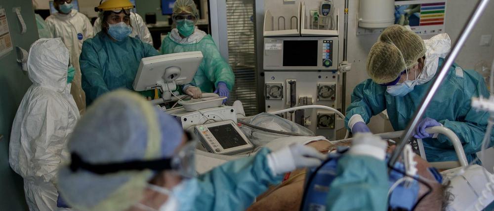 Überlebenskampf eines - und für einen - Covid-19-Patienten auf einer Intensivstation. (Archivbild aus dem April, San Sebastián De Los Reyes, Spanien)