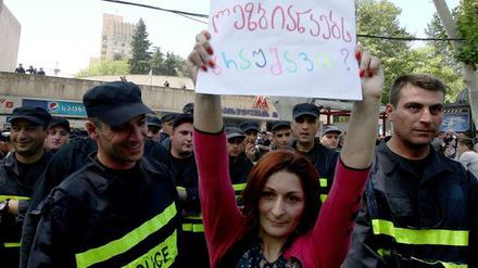 Eine Aktivisten demonstriert mit einem Schild „Homo, mir doch egal“ gegen Homophobie am 17. Mai in Tiflis. 