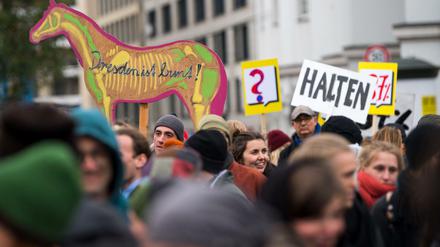 Gegendemonstranten stehen Ende Oktober vor Beginn einer Kundgebung der Pegida-Bewegung auf dem Postplatz in Dresden.