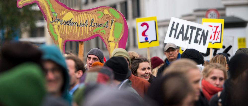 Gegendemonstranten stehen Ende Oktober vor Beginn einer Kundgebung der Pegida-Bewegung auf dem Postplatz in Dresden.