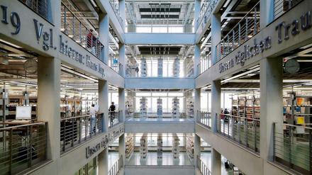 Die Univbibliothek der TU und der UdK Berlin. Die TU ist im weltweiten Vergleich in der Mathematik stark.