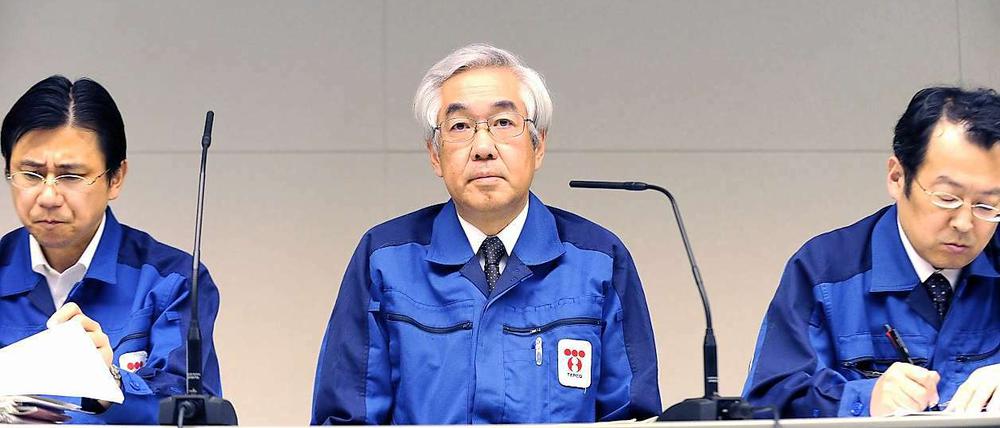 Komitee des Grauens: Tepco-Vizepräsident Norio Tsuzumi stellt sich am Dienstag gemeinsam mit Mitarbeitern der Presse und gibt eine teilweise Kernschmelze zu.
