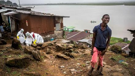 Ein junger Mann trauert um seinen Vater, der an Ebola starb.