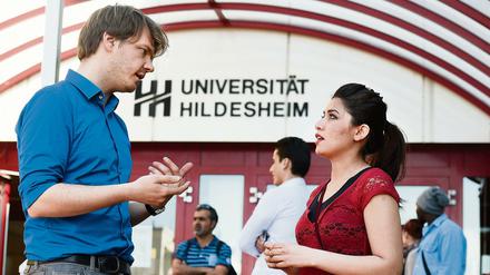 Willkommen auf dem Campus. Niedersachsen ist weiter als Berlin und hat ein Willkommenspaket für studierende Flüchtlinge aufgelegt. An der Uni Hildesheim begrüßt ein Professor eine Gasthörerin aus Pakistan. 