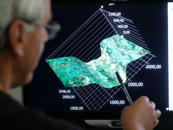 Mit Hilfe eines Digitalmikroskops haben Experten, darunter Heiko Breuer vom Landesamt für Denkmalpflege und Archäologie Sachsen-Anhalt, die Goldspuren auf der Himmelsscheibe von Nebra entdeckt.