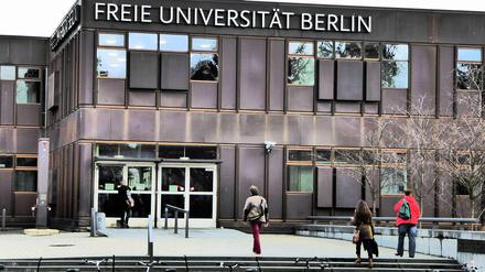 Unspektakulär. Der Eingang zur "Rostlaube", dem Hauptgebäude der Freien Universität Berlin. Ihr Name rührt von der Patina aus oxidiertem Eisen.