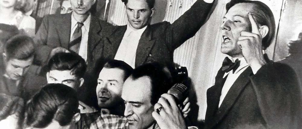Studium in Freiheit. Am 23. April 1948 protestierten vor und im Hotel Esplanade rund 2000 Studenten gegen die Exmatrikulation von drei Kommilitonen der Lindenuniversität. Otto Stolz (recht) und Otto Hess (links unten) forderten eine neue freie Universität.
