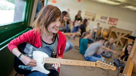 Ganztags ist Musik drin. Eine Schülerin probt mit ihrer Schulklasse in einem Musikraum der WilhelmBracke-Gesamtschule in Braunschweig, die im Ganztagsbetrieb läuft.