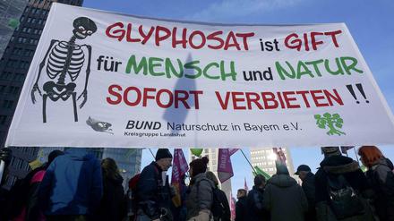 Glyphosat in der Kritik. Teilnehmer einer Demonstration auf dem Potsdamer Platz mit einem Transparent der Umweltschutzgruppe "Bund".