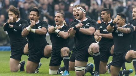 Das neuseeländische Rugby-Team stimmt sich vor jedem Spiel mit dem Haka-Kriegssong der Maori ein. 