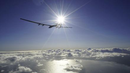 Die "Solar Impulse 2" kurz nach Start von Hawaii auf dem Weg nach San Francisco. 
