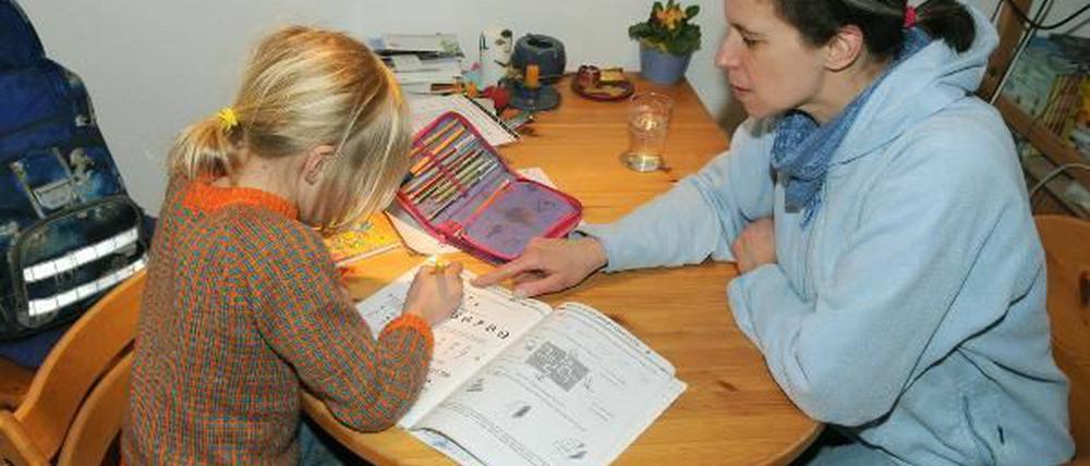 Sanfter Druck. Wenn Eltern zu Hilfslehrern werden, kann das familiäre Gleichgewicht kippen, warnt Autorin Gerlinde Unverzagt.
