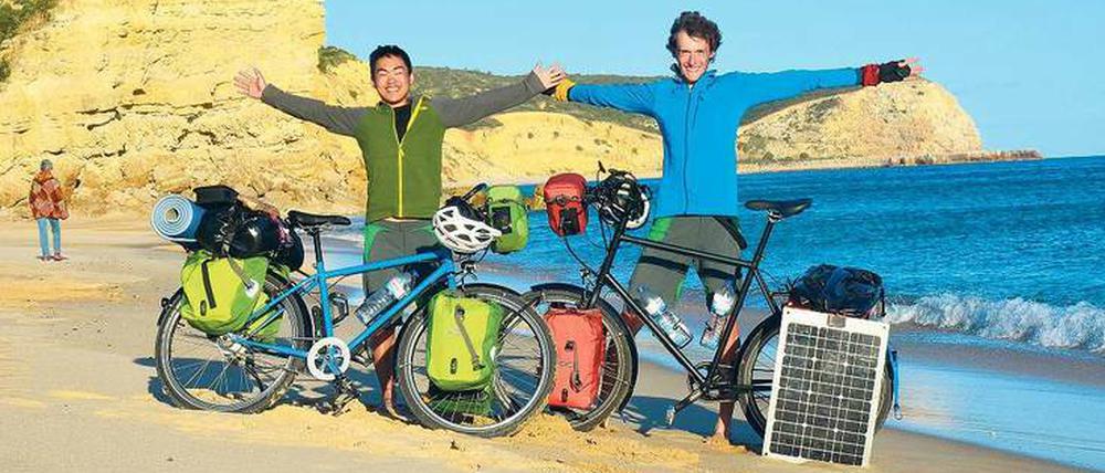 Die Könige der europäischen Radwege in Salema an der Küste Südportugals: Sven Wang (li.) und Niklas Gerhards touren sechs Monate lang mit dem Fahrrad quer durch Europa, um Spenden für syrische Flüchtlinge zu sammeln. 
