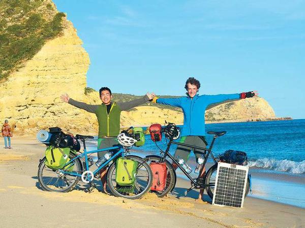 Die Könige der europäischen Radwege in Salema an der Küste Südportugals: Sven Wang (li.) und Niklas Gerhards touren sechs Monate lang mit dem Fahrrad quer durch Europa, um Spenden für syrische Flüchtlinge zu sammeln. 
