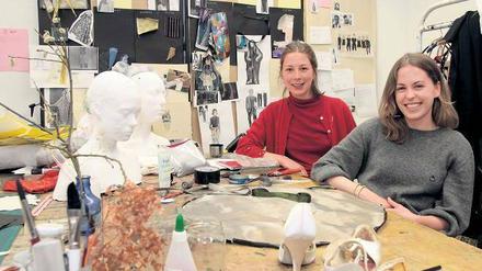 Kreatives Chaos. Marie Katharina Fischer (links) und Leonie Falke in ihrem Atelier. Sie gestalten die Kostüme für die Oper „Wenn zwei sich streiten ...“. 