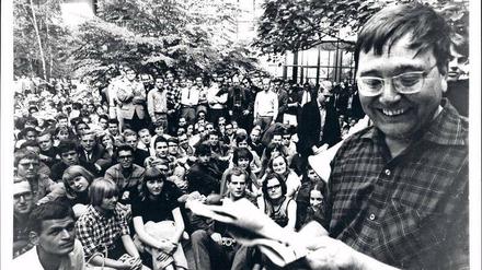 Aus dem Sit-in 1966 wurde ein Teach-in: Kabarettist Wolfgang Neuss trat vor Studierenden im Lichthof des Henry-Ford-Baus auf.