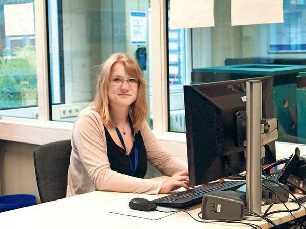 Sturmerprobt in der ZEDAT: Lisa Cordewinus macht es Spaß, Studierende bei der Arbeit in den PC-Pools der Rost- und Silberlaube zu unterstützen.