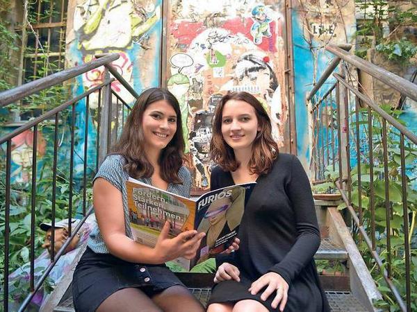 Immer auf dem Laufenden: Anke Schlieker (links) und Sarah Ashrafian leiten die Furios-Redaktion. Bei dem Studentenmagazin finden Teamsitzungen auch in Cafés statt.