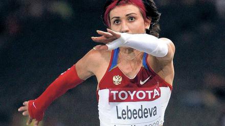 Mit chemischer Hilfe zum Sieg: Der russischen Dreispringerin Tatiana Lebedeva (hier bei der Leichtathletik-WM 2009) wurde die Silbermedaille aberkannt, die sie bei den Olympischen Spielen in Peking errungen hatte. Sie hatte mit Oral-Turinabol gedopt, einem anabolen Stereoid, das auch beim DDR-Staatsdoping eingesetzt worden war. 