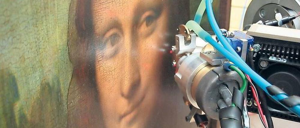 Intensiver Blick auf die Mona Lisa: Mit einem Spektrometer lassen sich Farben und deren Pigmente untersuchen. Daraus können Rückschlüsse auf die Epoche gezogen werden, in der ein Kunstwerk entstanden ist. Das Spektrometer misst die Röntgen-Fluoreszenz – das ist die Emission von Röntgenstrahlung kurz nach der Anregung eines Materials mit höherenergetischer Röntgenstrahlung.