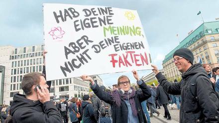 Beim weltweiten March for Science im April demonstrierten allein in Berlin mehr als 11.000 Menschen. Damit wollten sie ein Zeichen gegen die zunehmende Ignoranz gegenüber wissenschaftlichen Erkenntnissen setzen.