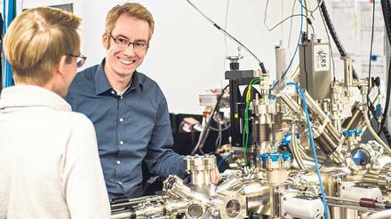 Claus Ropers und Doktorand Jan Gerrit Horstmann. In der Anlage finden die Experimente zur Beugung mit ultrakurzen Elektronenpulsen statt. 