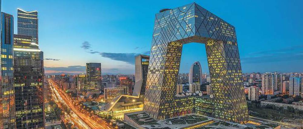 Mega-Citys wie Peking stellen die Stadtplanung vor Herausforderungen. Hier im Vordergrund der Neubau für die Sendezentrale des staatlichen Fernsehens.