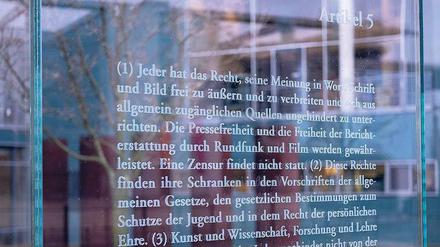 An der Spreepromenade nahe dem Bundestag hat der israelische Künstler Dani Karavan die Grundrechte in Glasscheiben eingraviert.