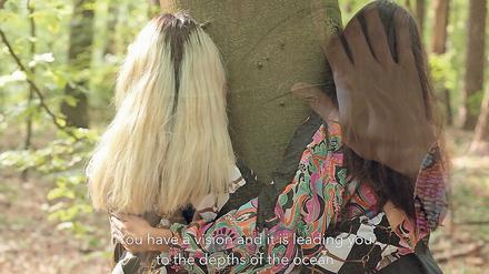 In der Videoperformance „Trenzación“ von Verena Melgarejo Weinandt und Maque Pereyra sind lange Haare und Zöpfe Ausgangspunkt, um sich mit Prozessen der Identitätskonstruktion auseinanderzusetzen.