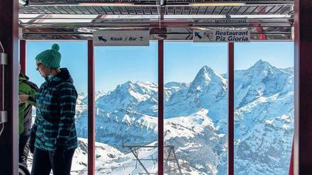 Wer wird sich da abwenden? Der Blick auf Eiger und Mönch vom Schilthorn aus zählt zu den schönsten Aussichten im Berner Oberland.
