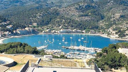 Schöner wohnen. Die Aussicht von den obersten Klippen auf den Hafen von Port Sóller darf durchaus als spektakulär gelten. Ein ganz besonderes Ziel im Mallorca-Urlaub. 