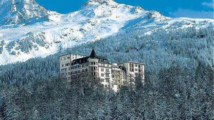 Wie eine Festung liegt das Waldhaus – eines der ungewöhnlichsten Hotels der Schweiz – vor der Bergkulisse. 