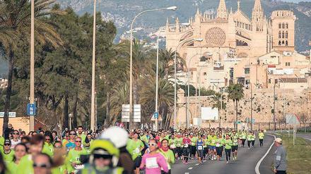 La Seu, die Kathedrale von Palma, am Start des Frauenmarathons auf Mallorca. Das Schönste: Ein Teil der Strecke verläuft am Meer. 