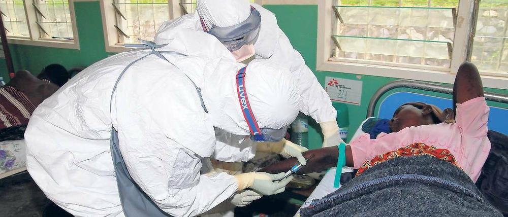 Dem Erreger auf der Spur. 2007 forderte Ebola in Uganda 39 Tote. Forscher haben Teile des Virus jetzt im menschlichen Erbgut entdeckt und suchen eine Erklärung. Foto: AFP