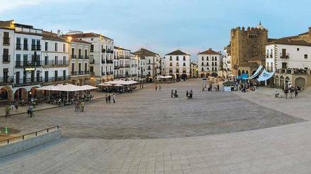 Kleine Stadt, großer Platz. Die Plaza de Mayor von Cáceres ist ein guter Ort fürs Flanieren. Wer plauschen will, setzt sich in ein Café oder in eine Bar. Davon gibt’s reichlich rundherum.