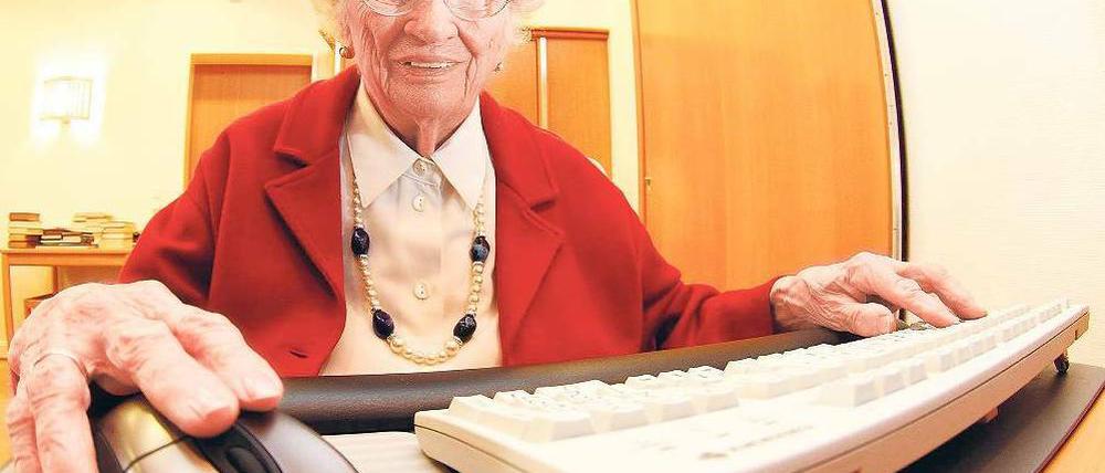 Regelmäßig ins Internet. Die 99-jährige Hamburgerin Irmgard Palusinski am PC in der Bibliothek ihres Altenheims. 