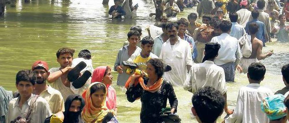 Auf der Flucht. Naturkatastrophen – etwa die Flut in Pakistan in diesem August – können die Lebensgrundlage tausender Menschen zerstören. Viele, die das Ereignis körperlich unversehrt überstehen, leiden langfristig unter der psychischen Belastung. Foto: p-a/dpa