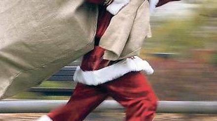 „Der Weihnachtsmann wirkt nicht besonders helle.“ Zumindest im Vergleich zum strengen Nikolaus, den er spät als Gabengeber ablöste. Das sagt die Soziologin Elfie Miklautz. Erst ab dem 18. Jahrhundert wurde Weihnachten zu einem richtigen Familienfest. 