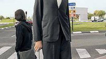 Größe. Der Türke Sultan Kösen gilt mit 2,46 Metern als der höchstgewachsene Mensch der Welt. 