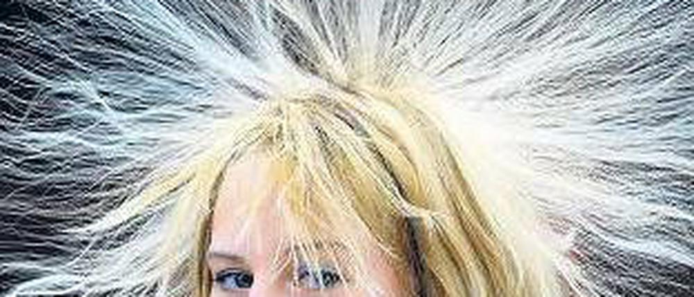 Elektrisiert. Jeder, der Haare hat, kennt das Phänom der elektrostatischen Aufladung. Foto: dpa-Zentralbild