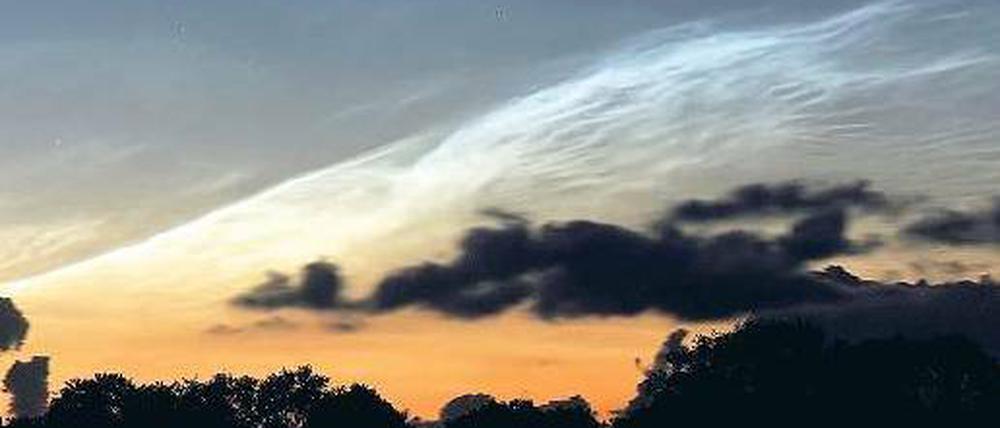 An der Grenze zum Weltraum. Leuchtende Wolken bilden sich in großer Höhe. Foto: dpa
