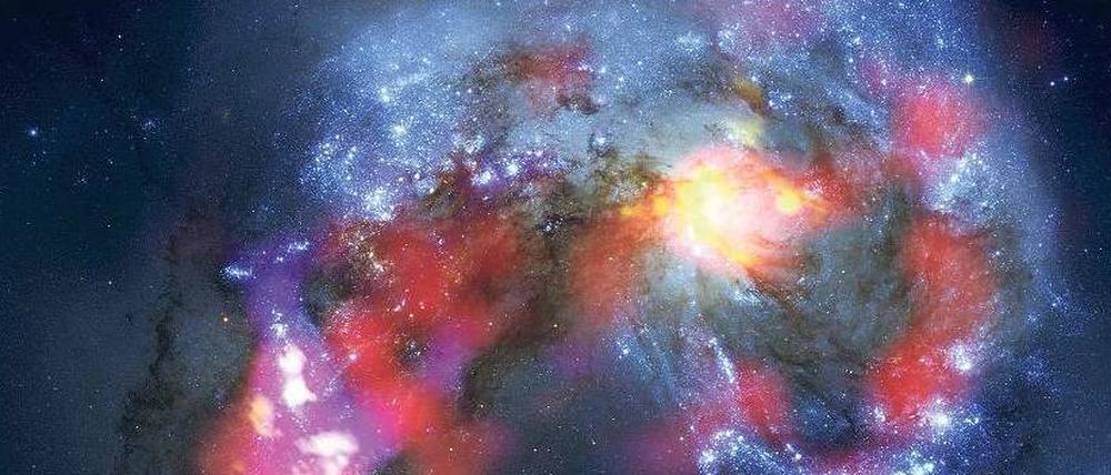 Kosmischer Crash. 70 Millionen Lichtjahre von uns entfernt stoßen die zwei Galaxien NGC 4038 und 4039 zusammen. Das Bild entstand aus Daten des Radioteleskops „Alma“ in Chile und des Weltraumteleskops „Hubble“. 