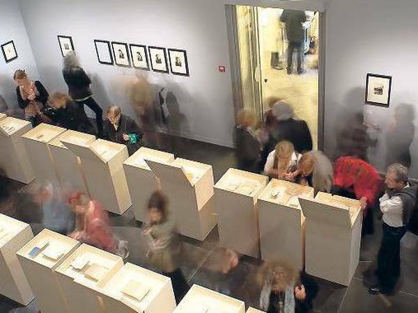 Eine Welt im Kleinen. Besucher in der Ausstellung „Walter Benjamins Archive“ in Paris. 