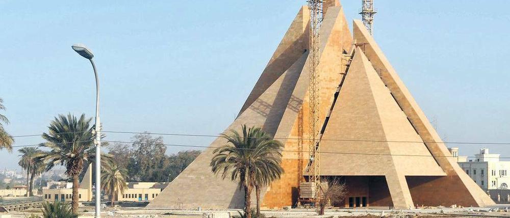 Gespaltene Pyramide. Noch steht das Amarna-Museum nur im Rohbau. Foto: Eglau