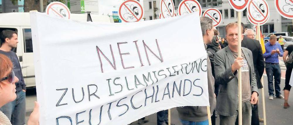 Anhänger der rechtsextremen und islamfeindlichen Splitterpartei Pro NRW protestieren am 9. Juni in Köln gegen eine von Salafisten organisierte Kundgebung.