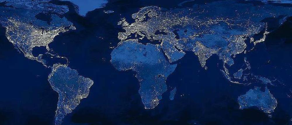 Wohlstandsanzeige. Anhand ihres Leuchtens in der Nacht lässt sich die Wirtschaftskraft einzelner Region gut erkennen. 