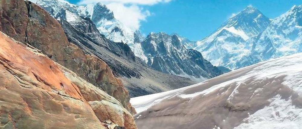 Eisiges Dach der Welt. Ein Gletscher am Fuße des Mount Everest (2. v. re.) und des Nuptse (re.).