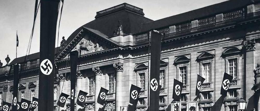 Olympische Spiele 1936. Die Preußische Staatsbibliothek, geschmückt mit Hakenkreuzfahnen. 