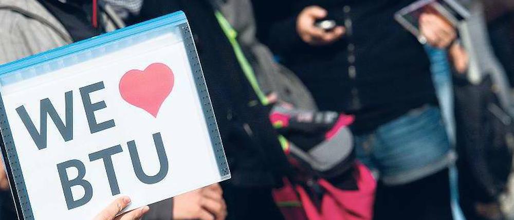 „Wir lieben die BTU“. Uniangehörige protestieren in Cottbus gegen die Fusion. 